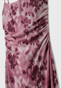 Robe à motif floral violet avec texture froncée, fabriquée en tissu léger. Présente des bretelles fines et un design fluide.