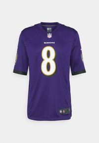 Fialová NFL dres obsahujúci text "RAVENS" a číslo "8" v bielej farbe so zlatým lemovaním. Krátke rukávy s čiernymi akcentmi a nášivka tímového loga.