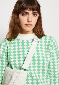 Object OBJRAY  - Strickpullover - cloud dancer/fern green
