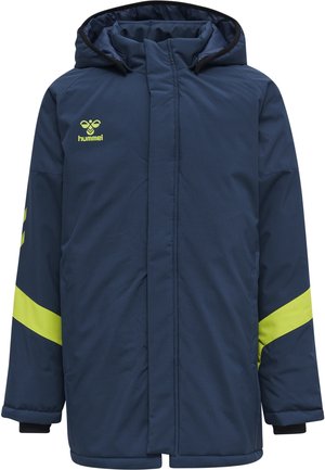 Veste d'hiver bleu marine avec capuche, bandes jaune néon sur les manches, et logo Hummel sur la poitrine, fermeture éclair avant recouverte par un rabat.