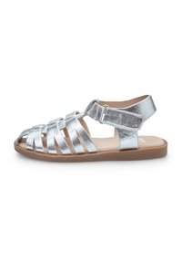 Zilverkleurige metallic sandaaltjes met open teen, verstelbare enkelband en een platte bruine zool. Beschikt over meerdere gevlochten banden voor extra ondersteuning.