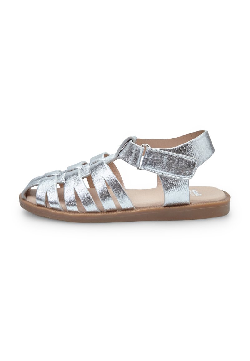 Zilverkleurige metallic sandaaltjes met open teen, verstelbare enkelband en een platte bruine zool. Beschikt over meerdere gevlochten banden voor extra ondersteuning.