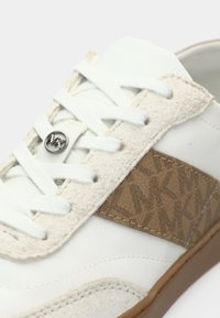 MICHAEL Michael Kors KAYCEE - Baskets basses - husk