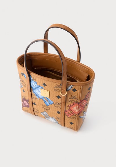 Τσάντα tote από δέρμα σε ταμπά απόχρωση με τυπώματα κινουμένων σχεδίων ρομπότ, δύο χειρολαβές και εμφανές εσωτερικό φερμουάρ.