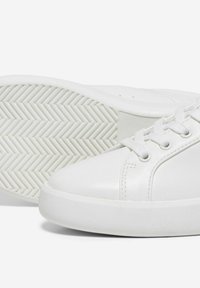 Baskets en cuir blanc avec une texture lisse, un design à lacets et une semelle en caoutchouc à motif en chevrons pour une meilleure traction.