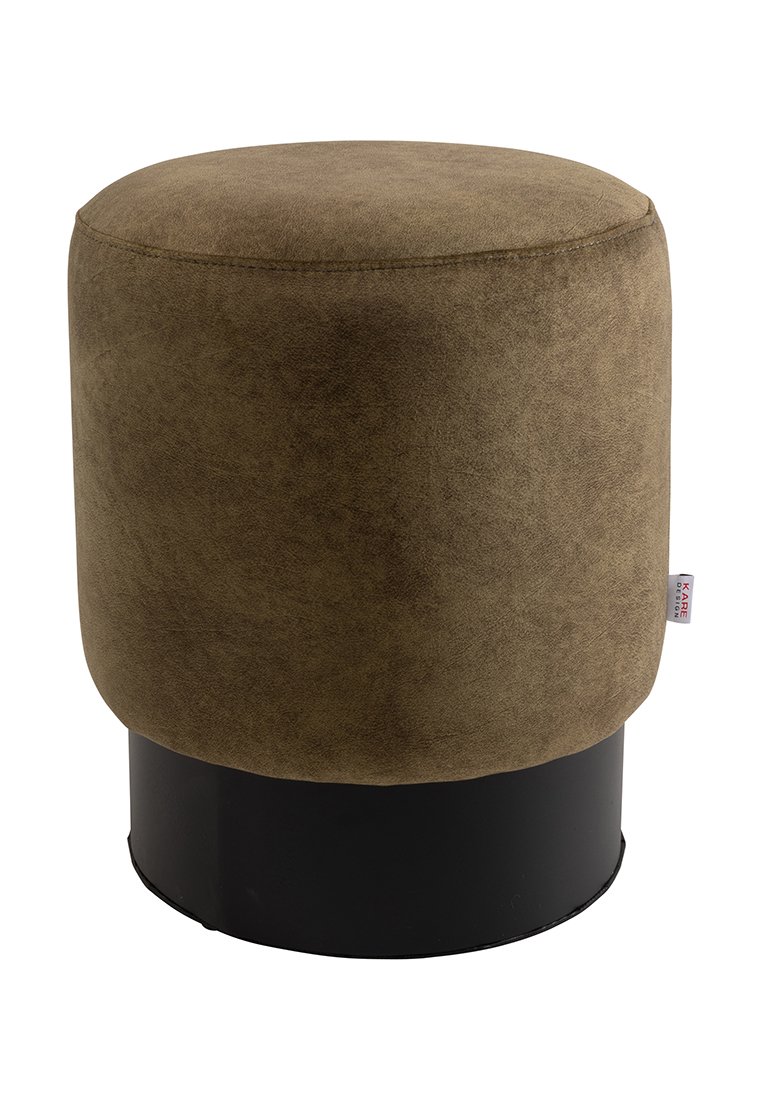 Runder Pouf mit einer weichen, braunen Wildleder-ähnlichen Oberseite und einem schwarzen zylindrischen Fuß. Verfügt über eine glatte Textur und ein minimalistisches Design.