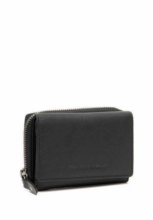 Portafoglio in pelle nera con chiusura a zip, texture liscia, forma rettangolare e logo impresso sul davanti. Presenta dettagli in metallo argentato.
