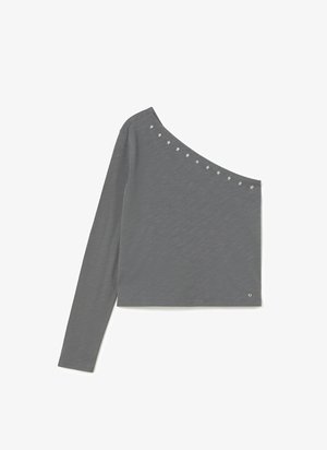 Haut gris à manches longues avec un design asymétrique sur une épaule, arborant des accents d'étoiles argentées le long de l'encolure et un tissu doux et texturé.