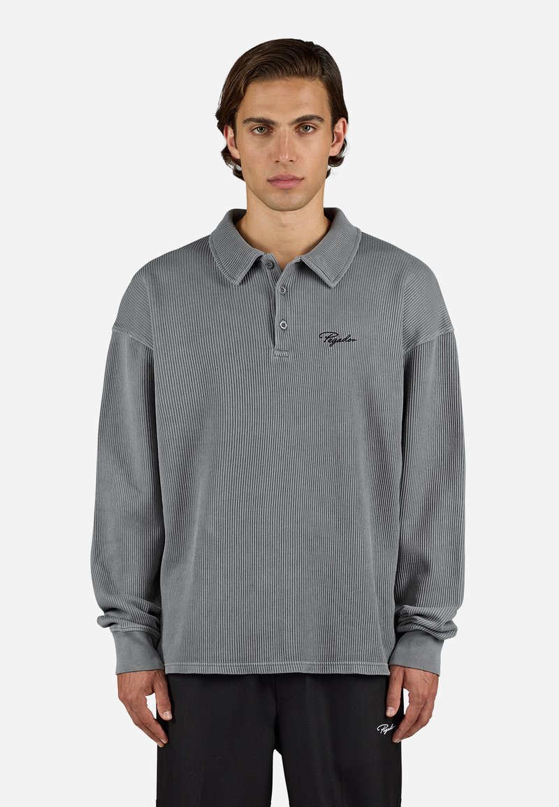 Grå langærmet polo-shirt med ribbet tekstur, knapkrave og broderet logo på brystet, der har afslappede ærmer.