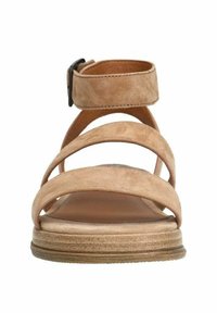 Beige suède sandaal met drie kruiselings over elkaar lopende banden, verstelbare enkelgesp en een platte zool met lichtbruine, gestructureerde randen.