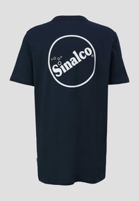 Granatowa bawełniana koszulka z krótkim rękawem, z dużym białym okrągłym logo z napisem "Sinalco" i bąbelkami oraz luźnym krojem.
