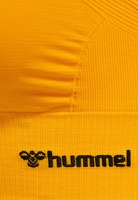 Hummel HMLTIFFY SEAMLESS - Sport-bh met light support - saffron