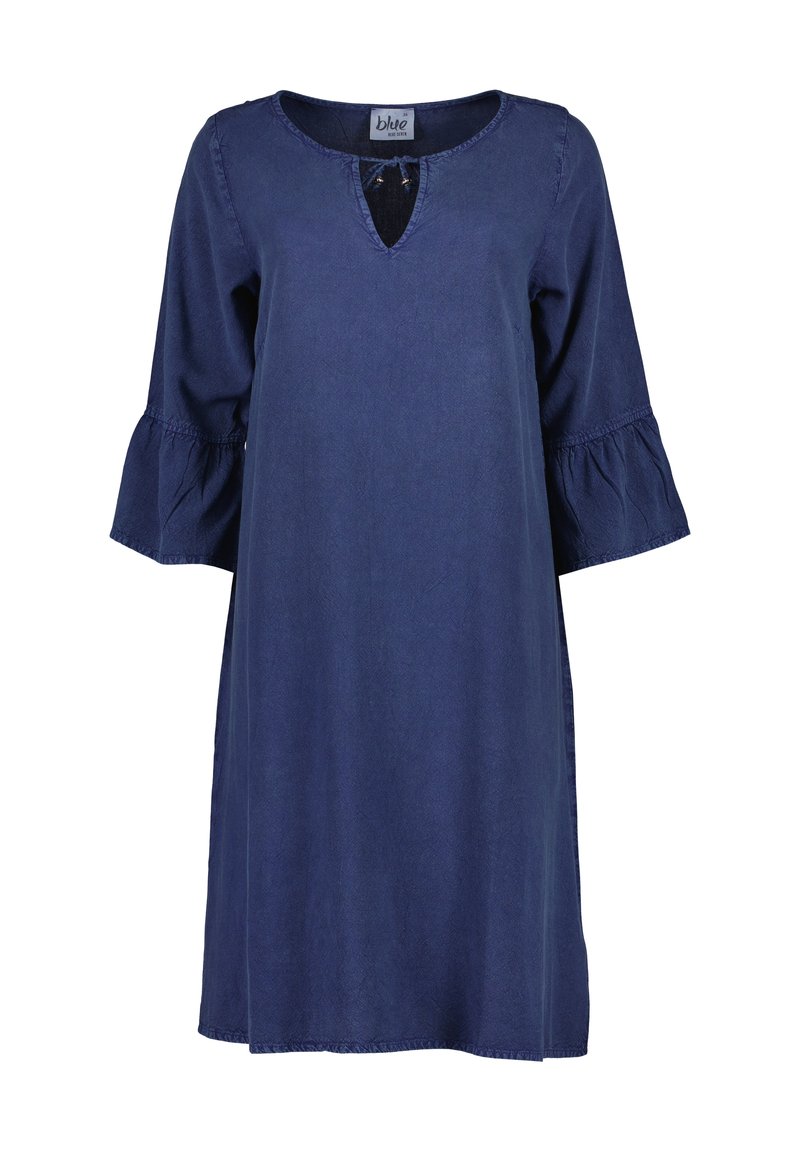 Navyblauwe denim jurk, knie-lengte, losse pasvorm. Kenmerken een sleutelgat halslijn en klokmouwen met gathered accenten. Zachte textuur.