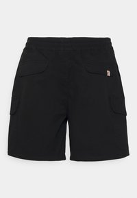 Zwarte cargoshorts met een elastische tailleband, twee zijzakken en een zachte, gladde stofstructuur.