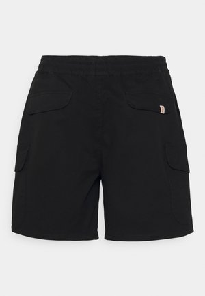 Zwarte shorts met een elastische taille en vier klepzakken, waaronder twee zijzakken en twee achterzakken, op een effen lichte achtergrond.