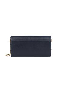Clutch in pelle blu navy con una texture liscia e un design pieghevole, dotato di una tracolla in catena dorata e una silhouette elegante e minimalista.