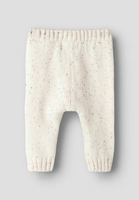Pantalon en tricot crème avec des accents marron mouchetés, présentant une taille côtelée et des poignets aux chevilles. Texture douce, design à jambe droite.