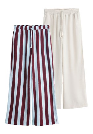 Dos pares de pantalones de pierna ancha con cintura elástica y cordones; uno beige liso, el otro azul claro con rayas verticales granate.