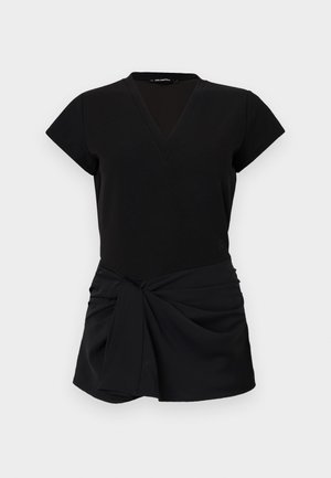 Robe noire avec un décolleté en V, des manches courtes et un devant froncé avec un accent noué. Tissu lisse avec une silhouette ajustée.