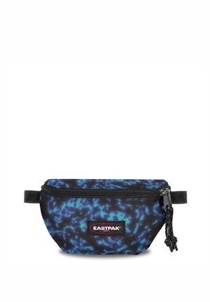 Riñonera Eastpak en negro con un patrón abstracto en azul y verde. Fabricada con material duradero, cuenta con cierre de cremallera y correa ajustable.