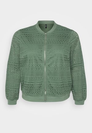 Veste bomber verte avec un motif en dentelle complexe, col rond, manches longues, poignets élastiques, fermeture éclair à l'avant et tissu texturé.