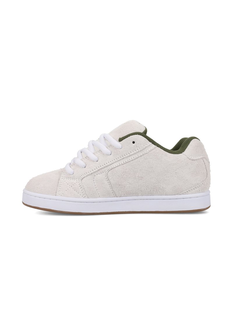 Białe sneakersy z zamszu z zielonymi akcentami z tkaniny, sznurowane, o teksturowanym wzorze. Posiadają gumową podeszwę i smukły kształt.