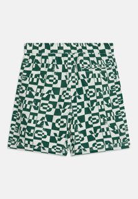 Pantaloni corti a quadri verdi e bianchi con testo grafico audace. Il design include un elastico in vita e un tessuto morbido e texture.