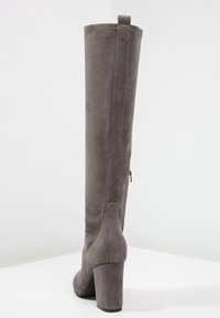 Stivali grigi fino al ginocchio con tacco, realizzati in morbido suede. Presentano una finitura liscia, punta arrotondata e una cerniera funzionale lungo il lato.