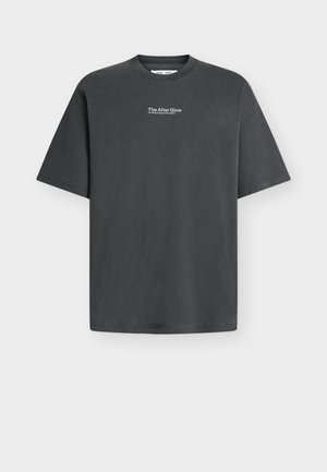 Σκούρο γκρι βαμβακερό κοντομάνικο μπλουζάκι με λευκό κείμενο «The After Glow sending energy into space» στο κέντρο του στήθους.