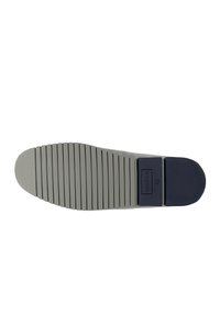 Suola di scarpa con scanalature orizzontali, parte anteriore e centrale grigia, sezione tallone blu navy con la scritta "wojas" e la misura "42" su sfondo bianco.