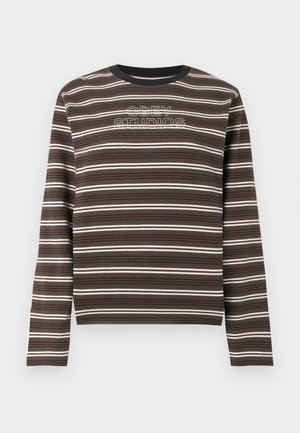 Brun og svart stripete langermet skjorte med hvit "OBEY STUDIOS" tekst brodert på brystet, rund hals.