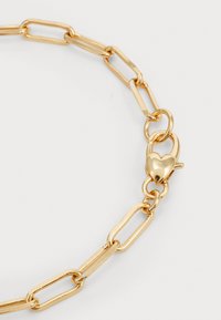 Bracciale a catena dorato caratterizzato da anelli allungati e rettangolari e una chiusura a forma di cuore per una chiusura sicura. Texture liscia e finitura lucida.