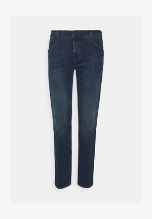 Jeans de denim azul escuro com corte reto, cinco bolsos, detalhes em costura e fecho com botão. Textura suave, design casual.