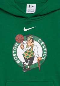 Hoodie verde com uma impressão gráfica de um personagem com uma bola de basquetebol, rodeado por um logótipo circular dos "Boston Celtics". Logótipo da Nike acima.