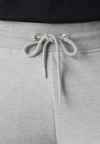 GANT SMALL GRAPHIC SWEATPANTS - Pantalon de survêtement - grey melange