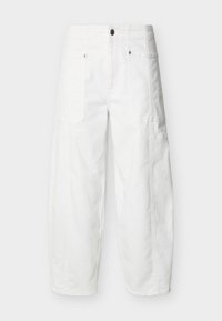 Λευκά παντελόνια με φαρδιά μπατζάκια, μπροστινές τσέπες, κούμπωμα με κουμπιά και ορατές ραφές, παρουσιάζονται σε απλό φόντο.