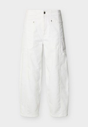 Λευκά παντελόνια με φαρδιά μπατζάκια, μπροστινές τσέπες, κούμπωμα με κουμπιά και ορατές ραφές, παρουσιάζονται σε απλό φόντο.