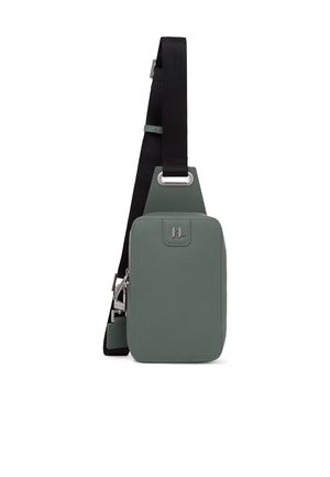 Pieni suorakulmainen vihreä nahkainen olkalaukku, jossa musta säädettävä hihna ja hopeanväriset vetoketjut.