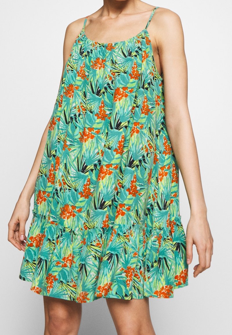 Robe d'été sans manches, ample, avec fines bretelles et imprimé tropical de feuilles vertes et de fleurs orange.