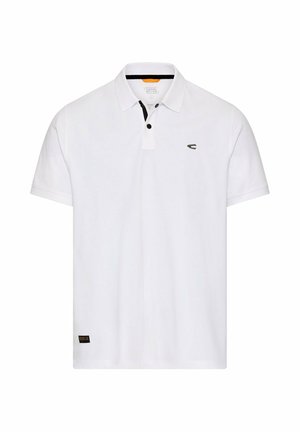Biała koszulka polo z krótkim rękawem, kołnierzykiem, dwoma czarnymi guzikami, małym logo na lewej piersi oraz czarną metką przy krawędzi.