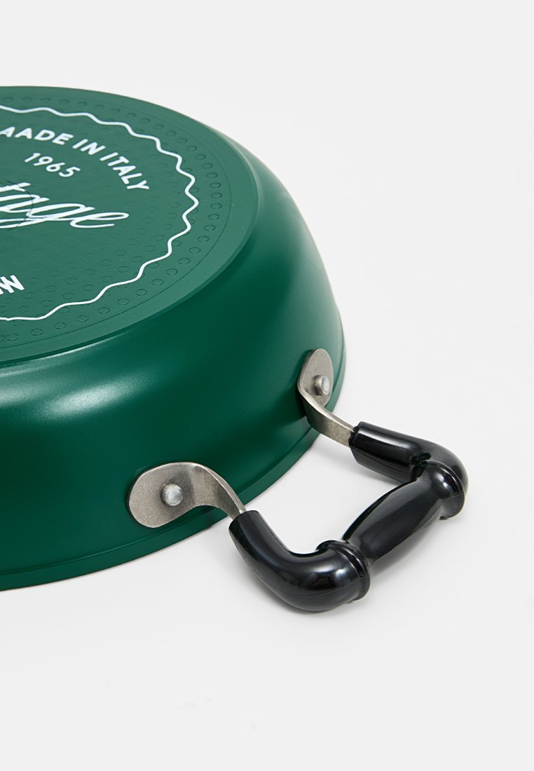 Contenitore metallico verde con superficie testurizzata, hardware argentato e maniglia nera. L'iscrizione recita "Made in Italy 1965."