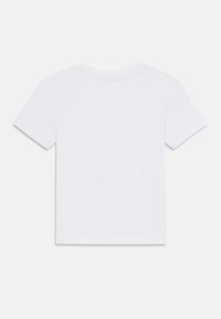 Hvit bomulls t-skjorte med korte ermer og rund hals. Glatt tekstur, enkel design og ingen synlige logoer eller mønstre.