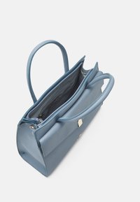 Sininen nahkalaukku, jossa on kaksoiskahvat, vetoketjullinen sulku ja tilava sisustus. Ominaisuuksiin kuuluu sileä pinta ja kultasävyinen yksityiskohta.