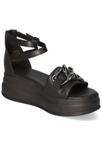 Svarta plattformssandaler med en slät läderövre del, flera remmar och en framträdande silverkedjepynt på framsidan.