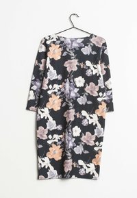 Sukienka w kwiaty na czarnym tle, z rękawami trzy czwarte i różnorodnymi pastelowymi kwiatami w odcieniach różu, fioletu i bieli.