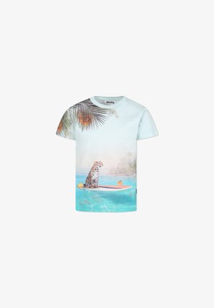 T-shirt a maniche corte in cotone azzurro chiaro con una grafica di un leopardo su una tavola da surf, circondato da elementi tropicali e acqua.