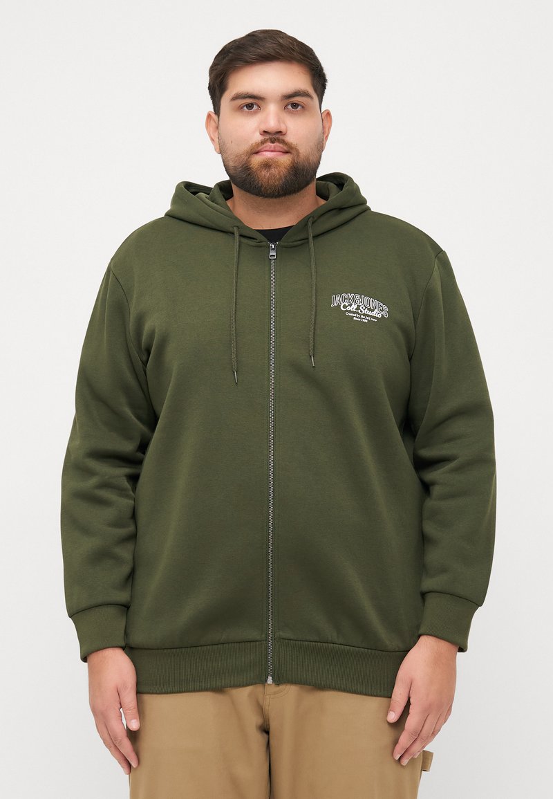 Maslinasto zelena zip-up dukserica od mješavine pamuka, s prednjim logotipom, kapuljačom sa drvocima i rebrastim manžetama i rubom. Glatka tekstura, ležeran dizajn.