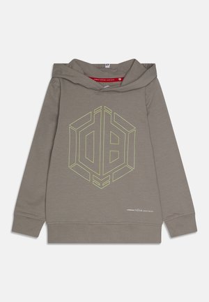 Børns langærmet taupe hættebluse med geometrisk gult konturdesign og lille hvid branding nær kanten.