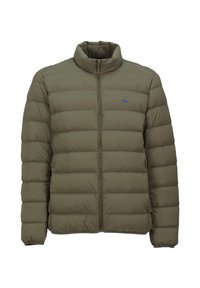 Chaqueta de plumas verde oliva con cuello alto, costuras horizontales, cremallera frontal y pequeño logotipo azul en el lado izquierdo del pecho.