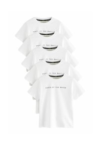 Des t-shirts en coton blanc empilés, avec un col rond et des manches courtes, ornés d'un logo noir imprimé sur le devant.